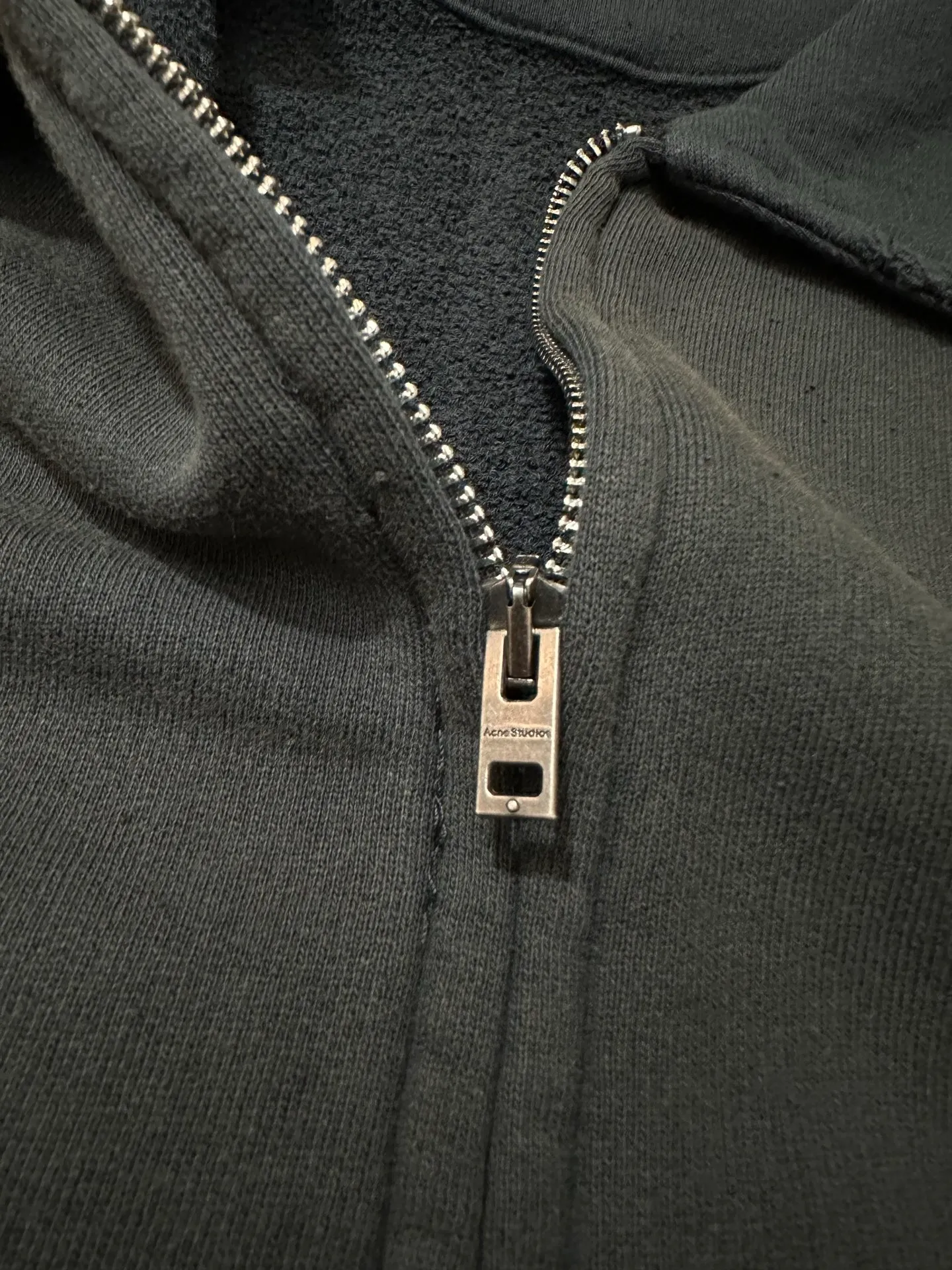 Acne Studios 26FW lapel zipper sweatshirt jacket. Fabric: Made of washed distressed terry cotton, ready-to-wear dyeing process, with Retro distressed and faded texture, and the edges of the collar are frayed and raw. Details: White embroidered text "Acne Studios STOCKHOLM" on the left chest; metal zipper (the original uses Lampo zipper); ribbed hem and cuffs, short length, optimized body proportions. The picture shows the carbon black/dark charcoal gray distressed color custom hardware, threads, accessories, plate alignment, men and women, Same Style Color: Dark Charcoal Gray, Light Green Size: XS S M L